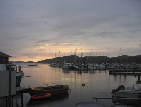 gästhamnen i Björholmen på morgonen
