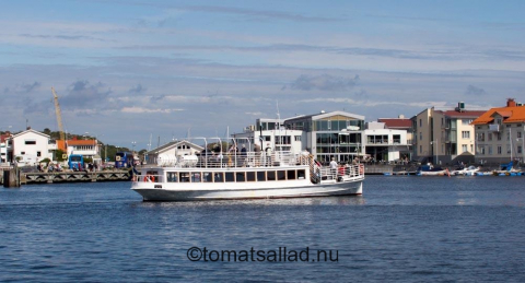 m/s Svea passerar mellan koön och Marstrandsön