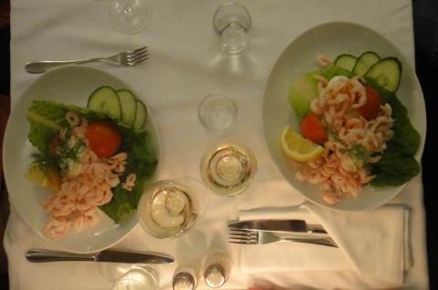 Räkmackor med vitt vin