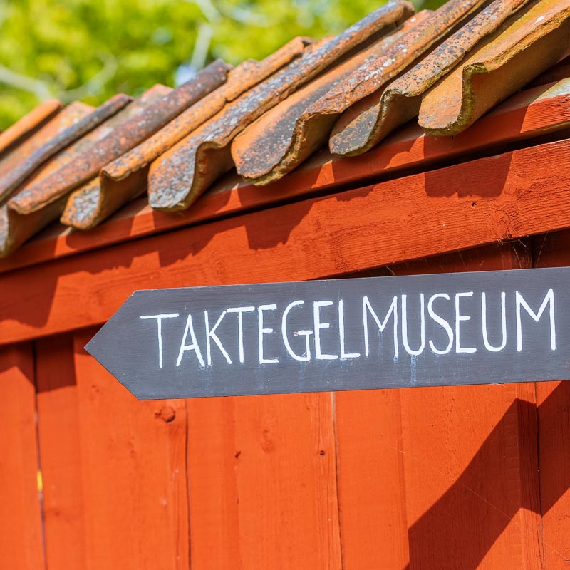 Skylt som pekar mot Taktegelmuseet